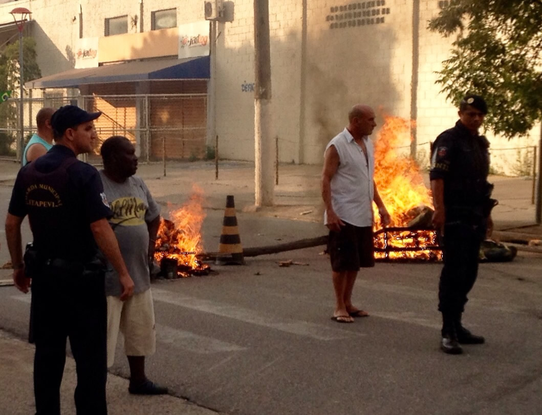  Moradores de Itapevi protestam devido a falta de energia