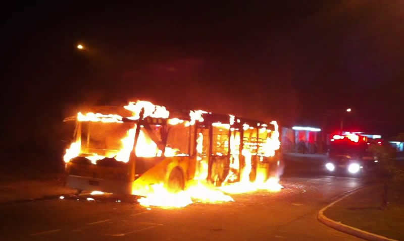  Ônibus é incendiado após ataque em Itapevi, na Grande São Paulo