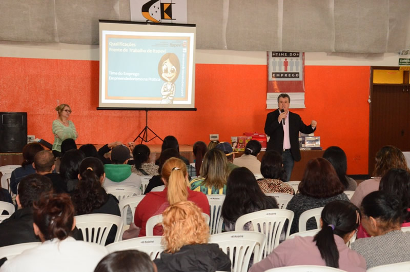  Prefeitura da treinamento a bolsistas da Frente de Trabalho