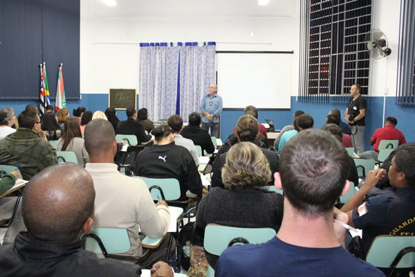  Itapevi promove curso do DENARC