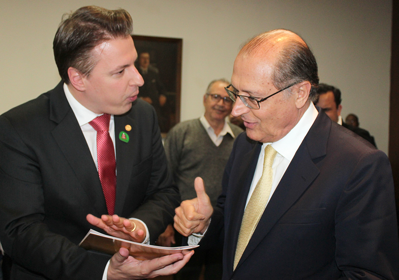  Igor Soares entrega ao governador lei de doação de área para ETEC Itapevi