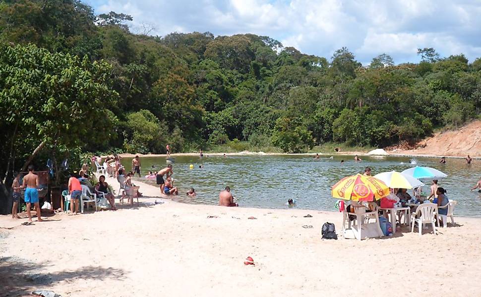  Praia artificial criada em sítio de Itapevi tem areia branca