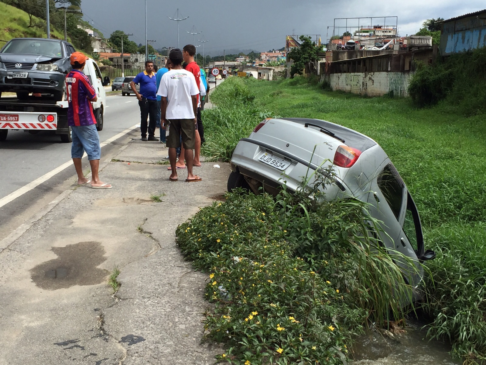  Acidente em Itapevi joga carro em córrego