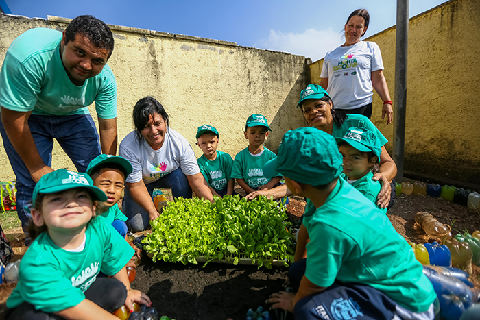  Prefeitura inicia montagem de canteiros do projeto Horta Escolar Conexão Alelo