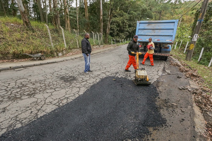  Prefeitura executa serviço de tapa buraco em vias da Vila Gióia e Ambuitá