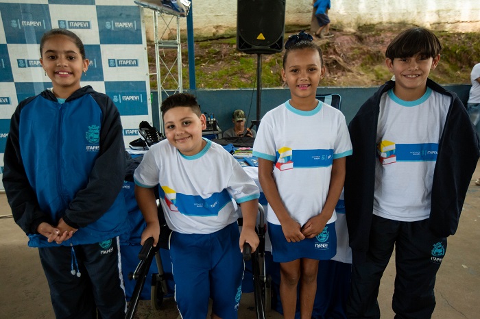  Estudantes da rede municipal de Itapevi receberam novos uniformes e kits escolares