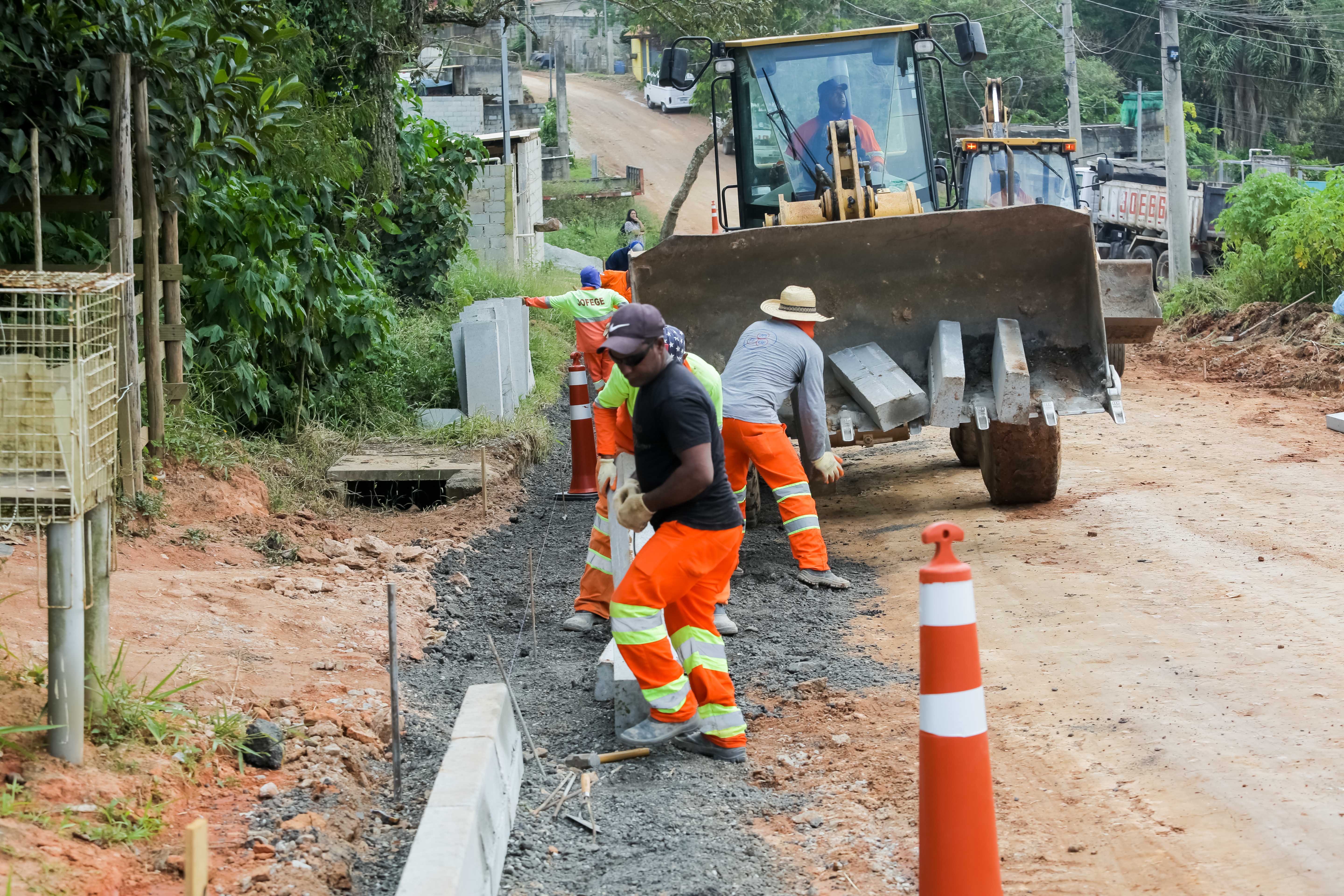  Itapevi inicia obras de pavimentação na Estrada Serra do Aguirre