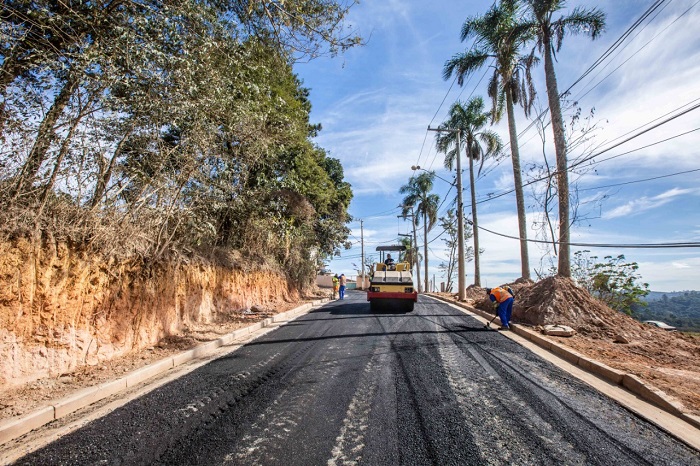  Cerca de 12 quilômetros de ruas estão sendo pavimentadas em Itapevi