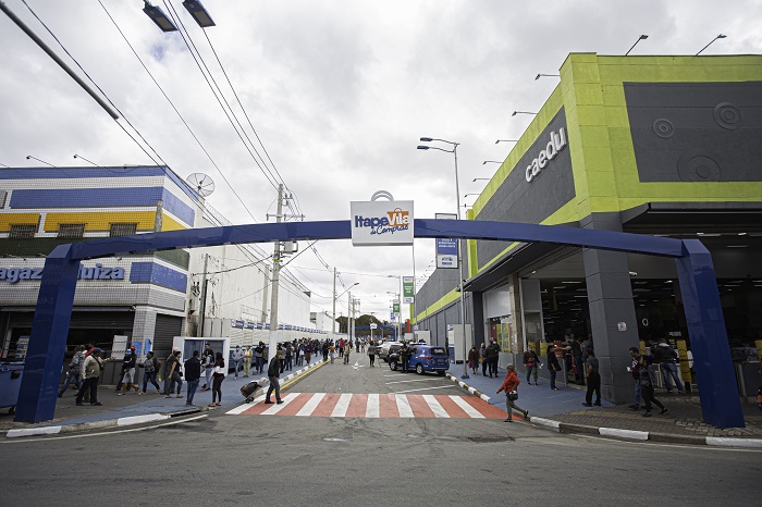  Igor Soares entrega chaves de quiosques no Centro para comerciantes