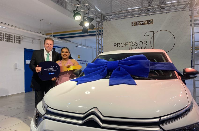  Prefeitura entrega carro 0km e R$ 27 mil para vencedores do “Prêmio Professor Nota 10”
