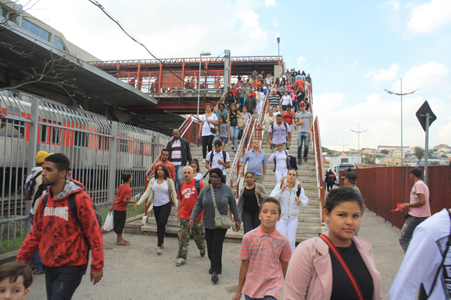  Elevador quebrado da CPTM causa indignação