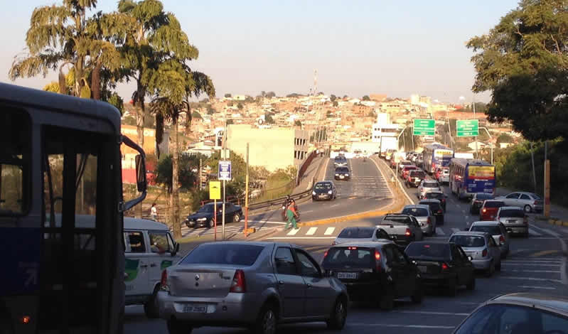  Transito parado na Av. Pres. Vargas sentido centro nesta tarde de sexta (7) em Itapevi