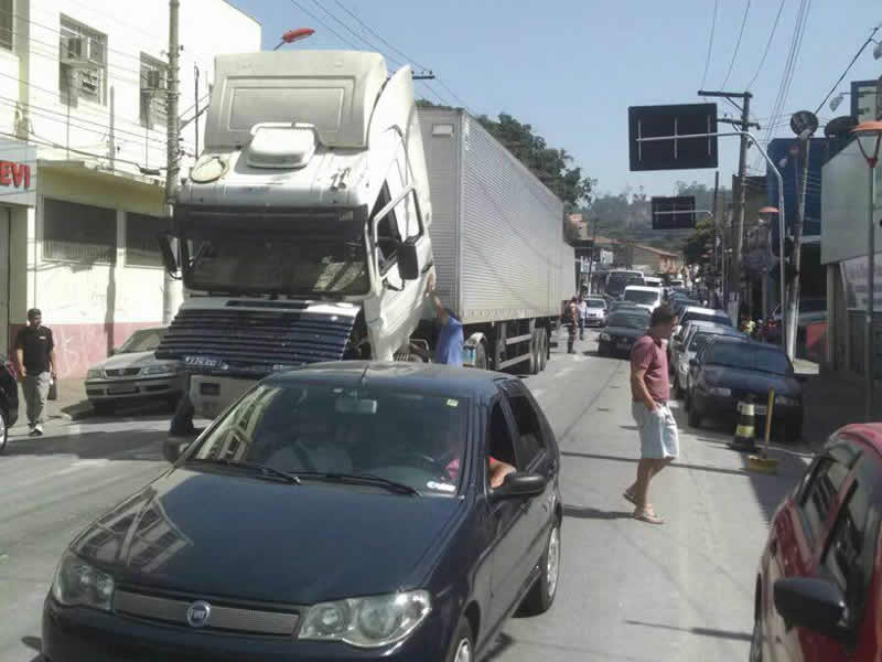  Carreta quebra na Pres. Vargas em Itapevi e causa congestionamento nesta manhã de quinta-feira