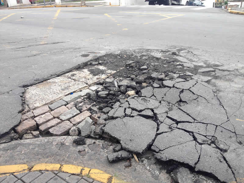  Asfalto racha devido a Forte chuva aliada ao calor desta sexta em trecho da Pres. Vargas em Itapevi