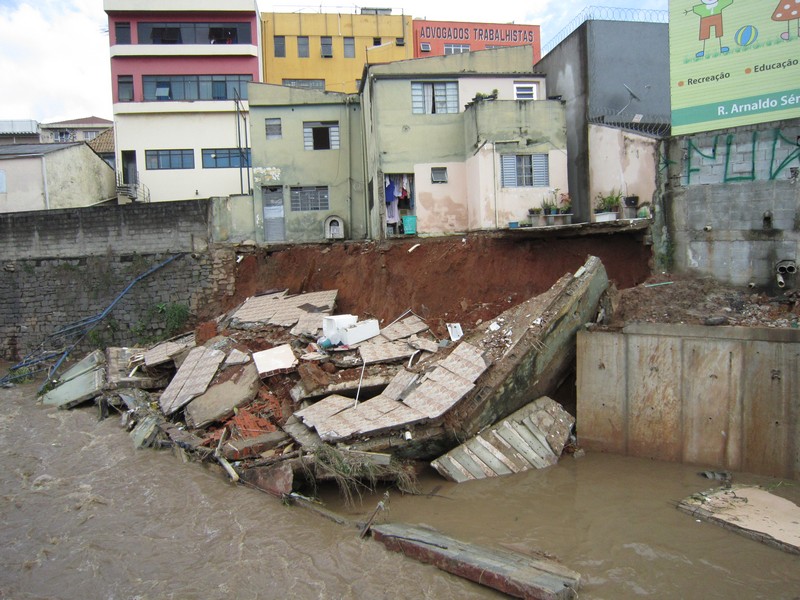  Chuva causa desabamento de barranco na região do centro de Itapevi