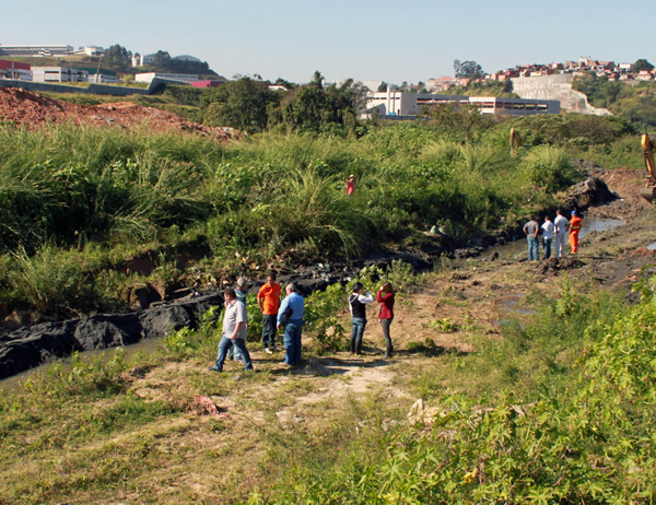  Irregularidade em Jandira fecha rio Barueri-Mirim