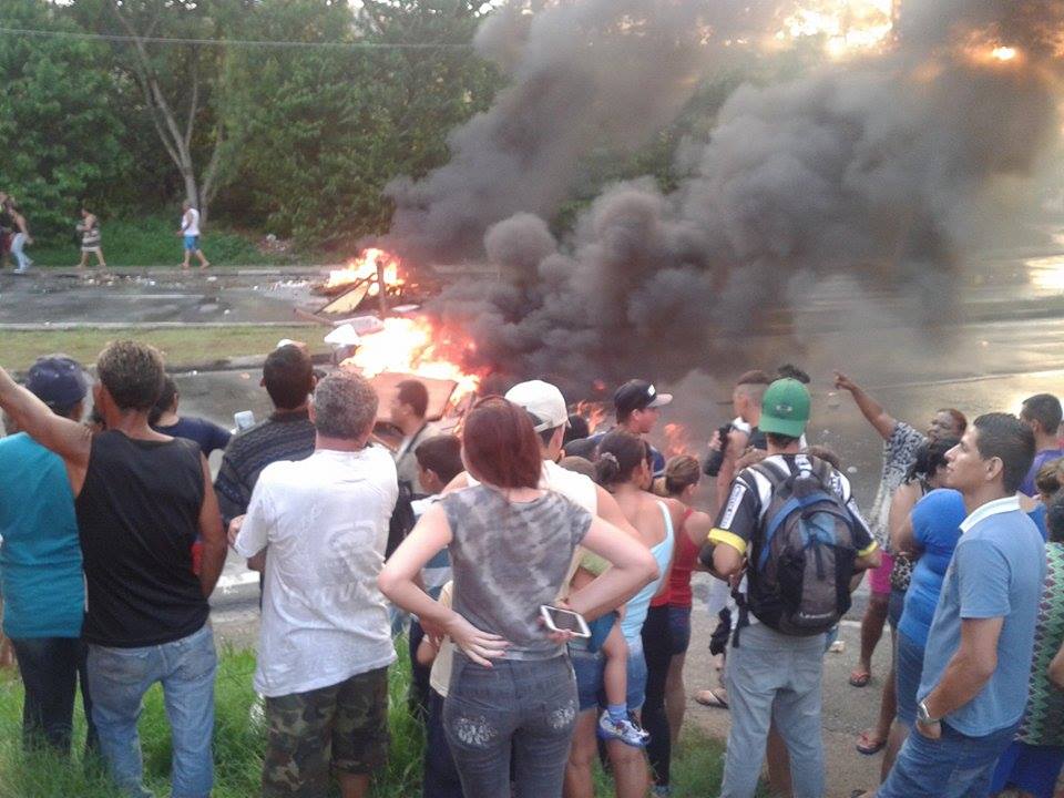  Moradores do Jd. Rosimary em Itapevi protestam contra falta de luz