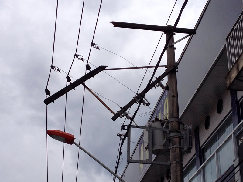  Transformador estoura e deixa parte da Av. Pres. Vargas sem energia na tarde de sábado