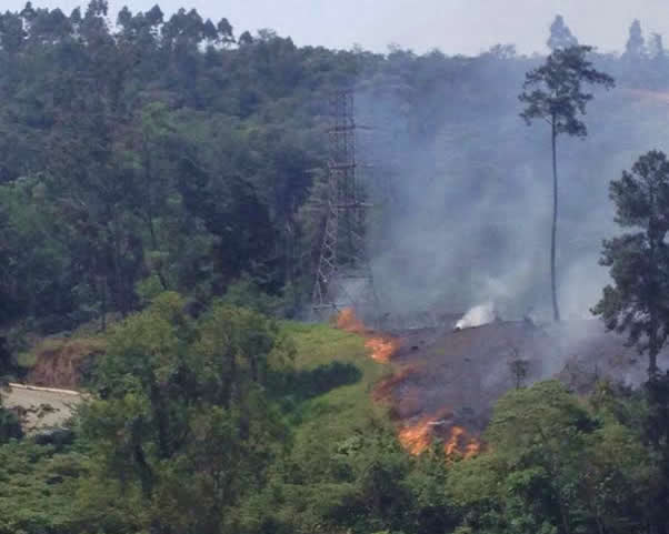  Incêndio na mata na beira da Rodovia SP29 na entrada de Itapevi